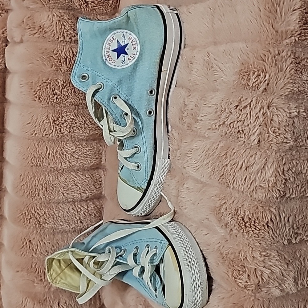 Tennis shoes